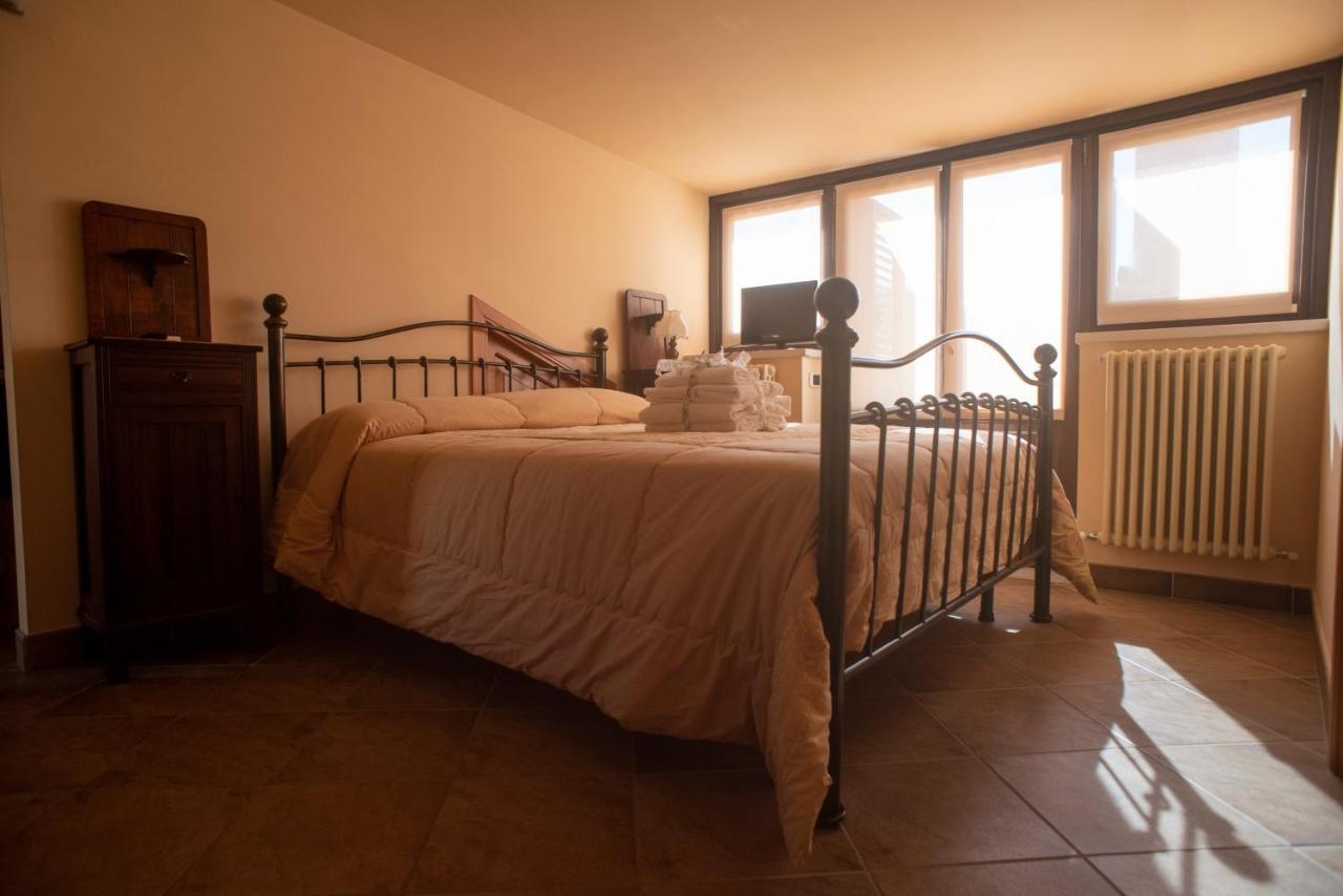 La Ginestra Hotel Castel San Lorenzo Exterior photo